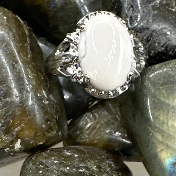 Alquimia Jewelry - White howlite silver gen ring Victorian cocktail vintage /patience crystal